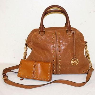 1022	MICHAEL KORS TAN LEATHER STUDDED TOTE WITH MATCHING WALLET. APPROXIMATELY 14 IN L X 10 IN H X 5 IN
