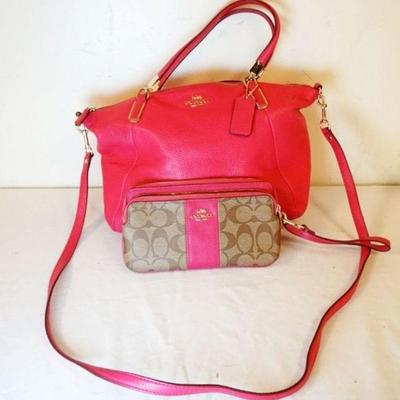 1027	COACH HOT PINK PEBBLE LEATHER BAG AND MATCHING WALLET, SOME DIRT ON BOTTOM. APPROXIMATELY 13 IN L X 9 1/2 IN H X 2 1/2
