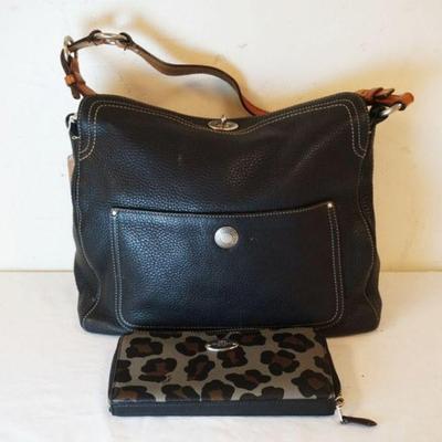 1024	COACH BLACK PEBBLED LEATHER FOLD OVER BAG WITH WALLET. APPROXIMATELY 13 IN L X 9 IN H X 4 IN
