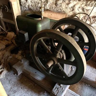 Antique Hercules hit and miss engine, stored indoors. Excellent original condition. 