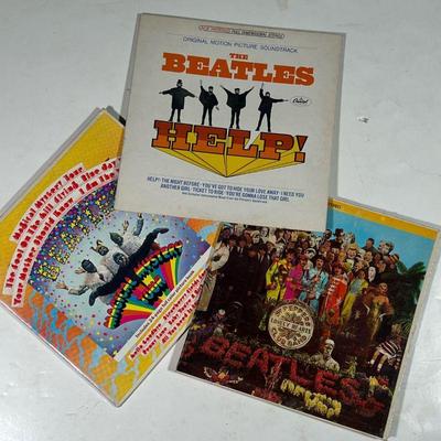 (3pc) BEATLES RECORDS  |  Vinyl records, albums by The Beatles, including: Sgt. Peppers Lonely Hearts Club Band (2653); Magical Mystery...