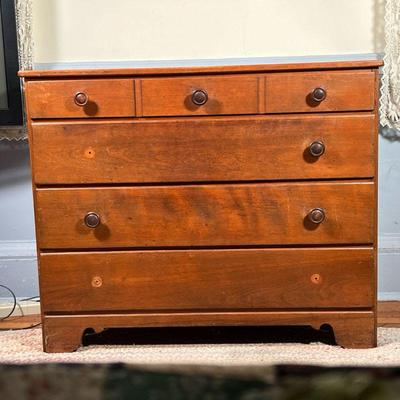 AMERICAN COUNTRY DRESSER  |  Chest of drawers, four full width graduated drawers - l. 41.5 x h. 34 in.