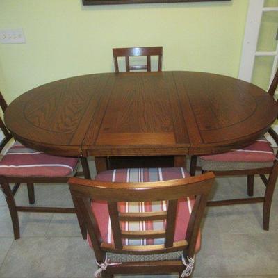 CONTEMPORARY ASHLEYâ€˜S FURNITURE DINING ROOM SET WITH CHAIRS AND PADDED PROTECTIVE TOP EXCELLENT CONDITION