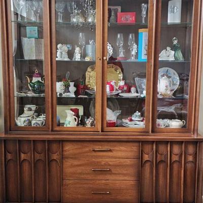China cabinet (without contents) has matching buffet, table w/3 leafs & 6 chairs.
China cabinet measures: 78.25