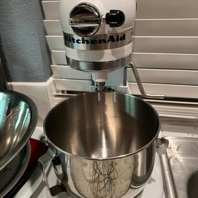 KITCHEN AID MIXER $100
ITEM IS AVAILABLE FOR IMMEDIATE SALE.  ZELLE ONLY.  TEXT 760-668-0554
