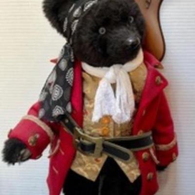 R. John Wright Doll The Pirate King from the Bears at Sea Collection 

Comes with certificate. (NO Box)

Number 88/250
