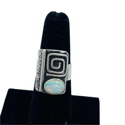 Lot 129
Silver Tone Navajo Style Opal Ring