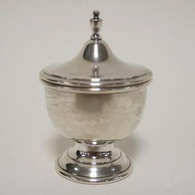 1027	STERLING COVERED URN SHAPED PILL/SACCHARINE BOX, 1.2 TOZ
