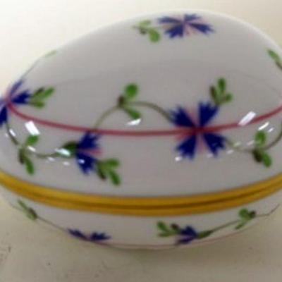 1041	HEREND HAND PAINTED COVERED BOX IN THE SHAPE OF AN EGG, APPROXIMATELY 3 1/2 IN X2 IN H
