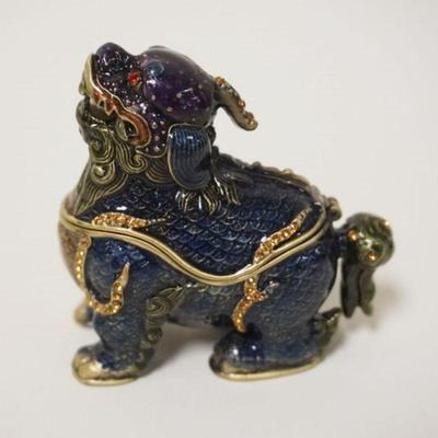 1035	ENAMELED FOO DOG HINGED BOX WITH PEARL IN FOO DOG MOUTH AND JEWELLED EYES, APPROXIMATELY 2 1/2 IN X 2 3/4 IN H
