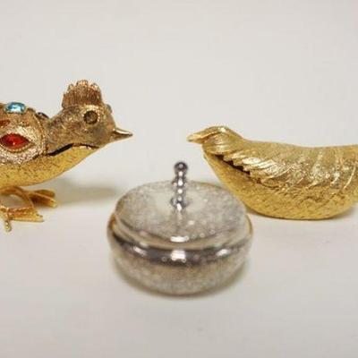 1025	LOT OF 3 MINIATURE PILL/SACCHARINE BOXES IN THE FORM OF ROOSTER & CHICKEN, 1 ROUND COVERED BOX MARKED BARVER ELLIS, ROOSTER HAS 1...