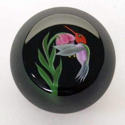 1085	ART GLASS PAPERWEIGHT W/HUMMINGBIRD, ARTIST SIGNED, ARTIST PROOF, LIMITED EDITION, APROXIMATELY 3 IN HIGH
