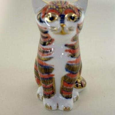 1039	ROYAL CROWN DERBY ENGLISH BONE CHINA CAT FIGURINE, APPROXIMATELY 3 1/4 IN H
