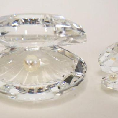 1005	SWAROVSKI CUT CRYSTAL CLAM SHELLS WITH PEARL FIGURINE, LARGEST APPROXIMATELY 2 IN H
