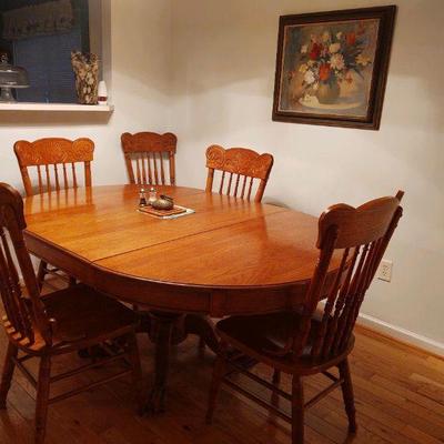 Oak dining table with leaf and 6 chairs
$499.00