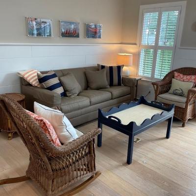 Who's ready for company? This Vanguard Furniture Hillcrest queen sleeper sofa offers tailored looks and timeless appeal.  Just pull...