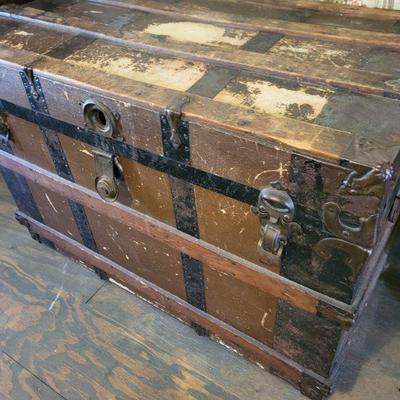 Vintage trunk with drawers