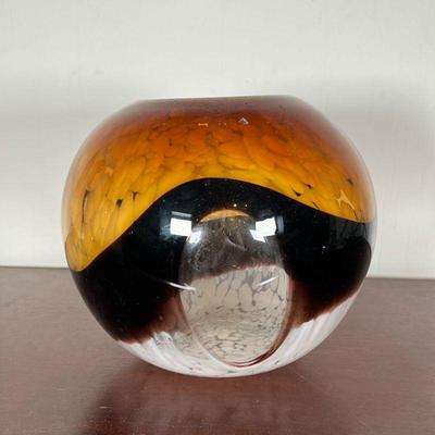 ART GLASS VASE  |  
Of bulbous shape