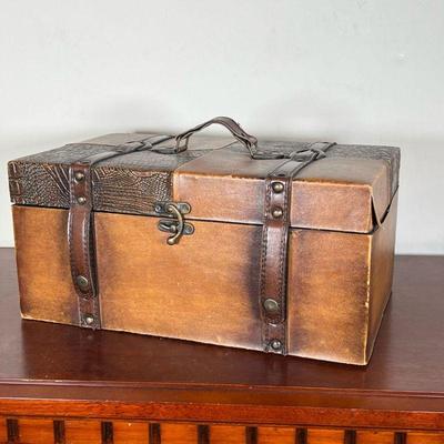 LEATHERETTE BOX  |
Hinged lid storage or sewing box