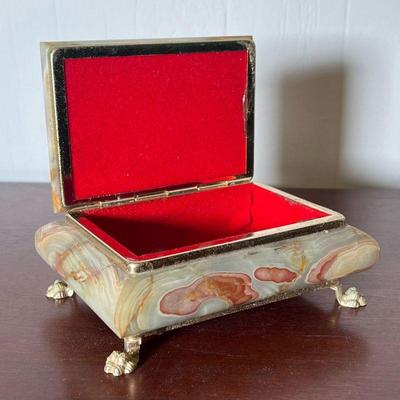 AGATE BOX  |  
Agate and brass hinge lid box - w. 6 x h. 2 1/2 in.