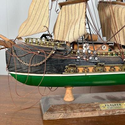 MODEL SHIP  |  
Fragata siglo XVIII - w. 17 1/2 x h. 17 1/4 in.
