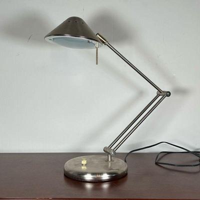 MODERN DESK LAMP  |  
Chrome articulating table lamp