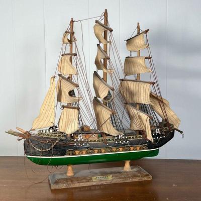 MODEL SHIP  |  
Fragata siglo XVIII - w. 17 1/2 x h. 17 1/4 in.
