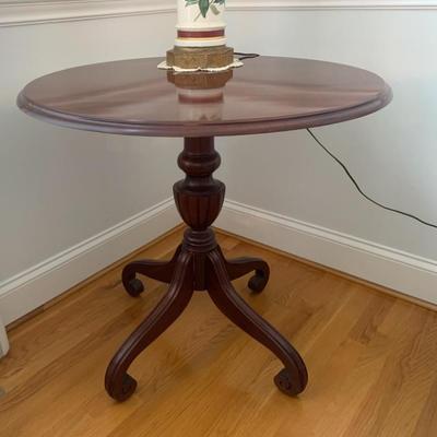 Ethan Allen mahogany pedestal table