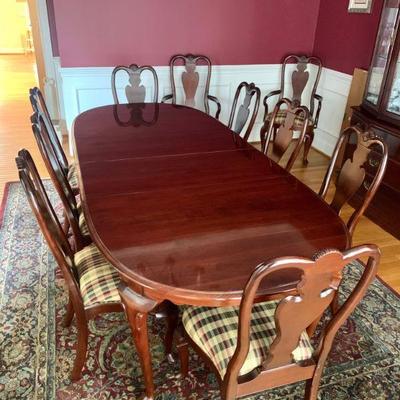 Ethan Allen Mahogany dining table with 2 18 in. leaves.  3ft. 8 in. x 8 ft. 6 in, (with both leaves in), Set of 10 Queen Anne-style...