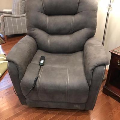 Recliner/lift chair $575 new, used 1 week