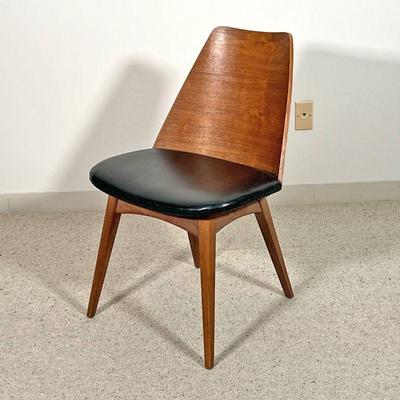 FOSTER-MCDAVID MID CENTURY SIDE CHAIR  |  
Having a vinyl seat and formed plywood back rest on a four legged wood base with original tag...