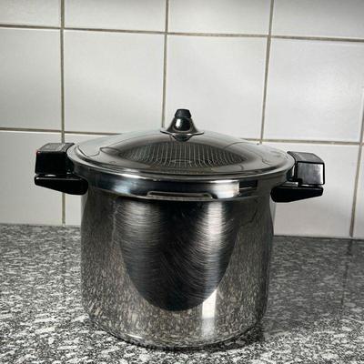 KUHN RIKON PRESSURE COOKER  |
Duromatic stove top pressure cooker of large size, with lid, Swiss made - w. 15.5 in. (over handles); h....
