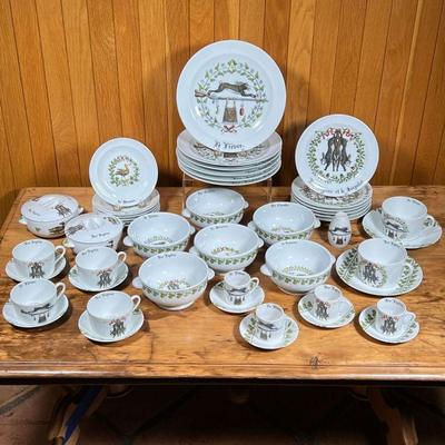 (47pc) D'AUTEUIL PORCELAIN SET  |
French Porcelaine d'Auteuil "Chambord" pattern, comprising six bowls, two lidded...