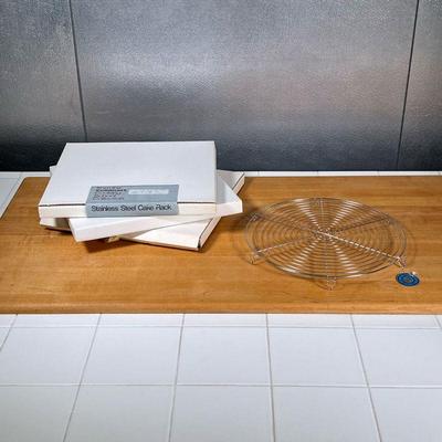 (3pc) CUISINART CAKE RACKS  |
Round stainless steel cake racks, in original boxes - dia. 13 in.
