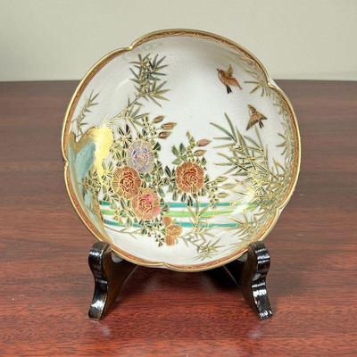 JAPANESE SATSUMA BOWL  |
Small Japanese bowl with pretty floral decoration and gilt highlights, on a display stand - dia. 4 3/4 in.
