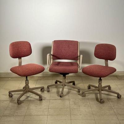 (3pc) STEEL CASE OFFICE CHAIRS  |
Computer / desk chair - l. 24 x w. 24 x h. 33 in. (armchair)