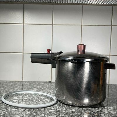 CUISINART STOVE TOP PRESSURE COOKER  |
Stainless steel 8 inch tall 9.5 inch pot, with extra rubber seal (unsure if exact fit)