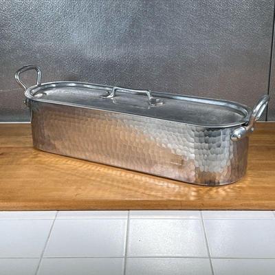 HAMMERED SERVING BUCKET  |
Hammered steel ice or seafood serving bucket with slotted bottom insert, made in France - l. 24.5 x w. 8.25 x...