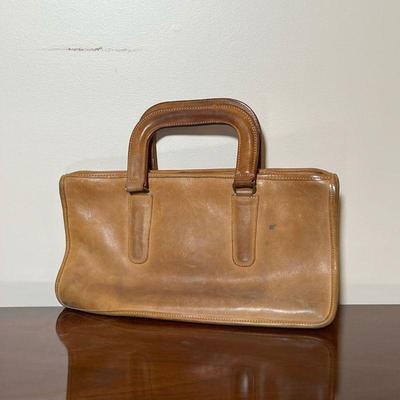 COACH LEATHER PURSE  |
Brown leather handbag of oblong shape, numbered inside 650 7073 - l. 13 x h. 6.5 in.
