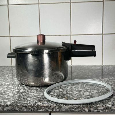CUISINART PRESSURE COOKER  |
Stainless steel pressure cooking pot for stove top used, with an extra rubber seal (unsure if exact fit) -...