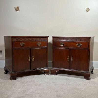(2pc) PAIR BAKER NIGHTSTANDS  |
Bedside tables, each with a single drawer over a double cabinet door, with brass hardware and blind...