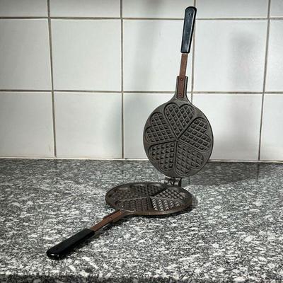 JOTUL WAFFLE IRON  |
Handheld waffle iron, Jotul Nr. 6, product of Norway - l. 17.25 in.