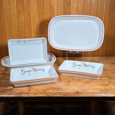 (5pc) D'AUTEUIL BAKING DISHES  |
Including three rectangular baking pans (11.75 x 7.75 in.) and two baking dishes with rounded...