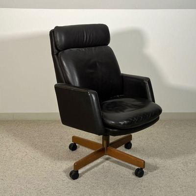 LEATHER & WOOD EXECUTIVE ARMCHAIR  |
Stitched leather padded, back and seat leather armrests swiveling on a four leg wooden base - l. 31...