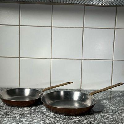 (2pc) BRASS HANDLED FRYING PANS  |
Heavy! Brass handles, copper exteriors, stainless steel interiors, no apparent markings - l. 19.75 x...