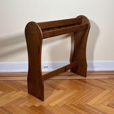 OAK BLANKET RACK  |
Shaped wood blanket stand - l. 33.5 x w. 11 x h. 33.75 in.