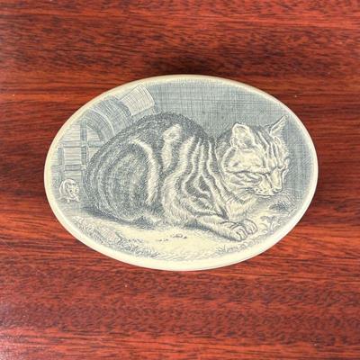 CAT KEEPSAKE BOX  |
Cute! Oval lidded box with a detailed cat design - w. 3 1/2 x h. 2 in.