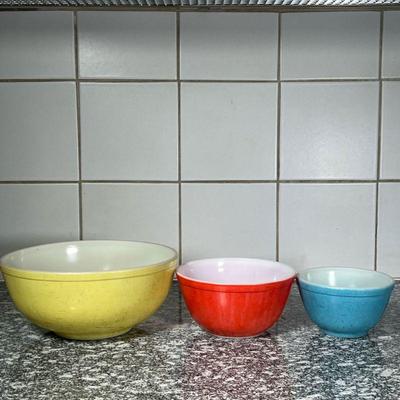 (3pc) PYREX COLOR BOWLS  |
Including a blue (dia. 5-5:8 in.), a red, and a yellow bowl - h. 4.5 x dia. 10.25 in. (largest)