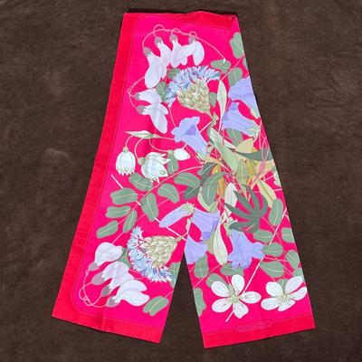 HERMES LONG SCARF  |
Silk scarf, with pattern of flowers on a pink ground - l. 70 x w. 11.5 in.