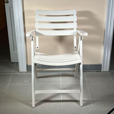TRICONFORT FRENCH FOLDING CHAIR  |
White polycarbonate - l. 26 x w. 24 x h. 32 in.
